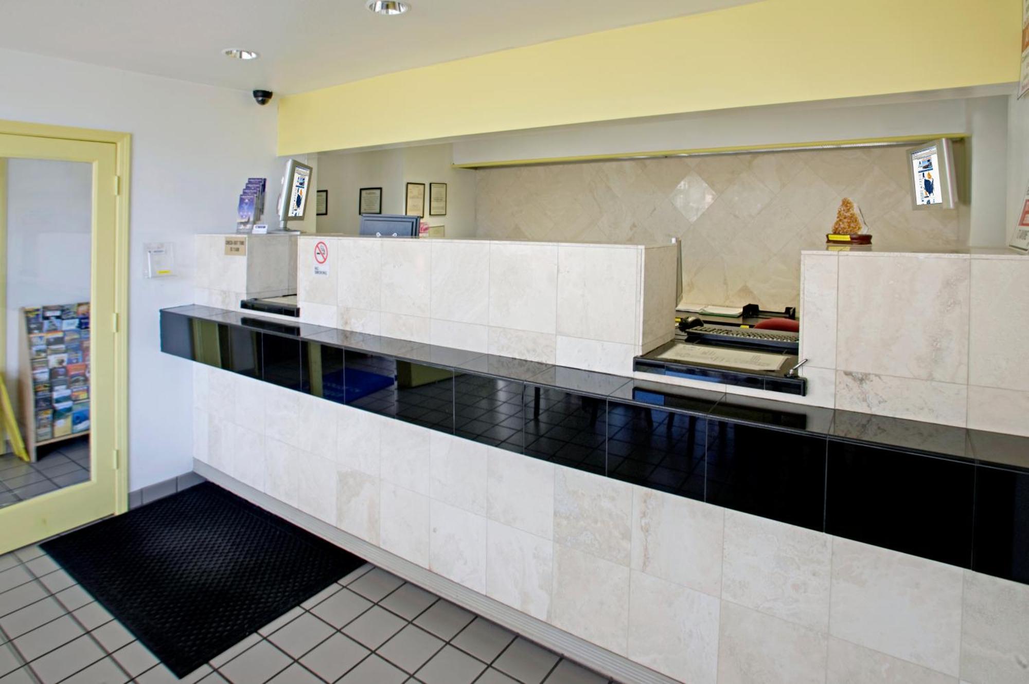 Budget Inn And Suites Stockton Yosemite Beltér fotó